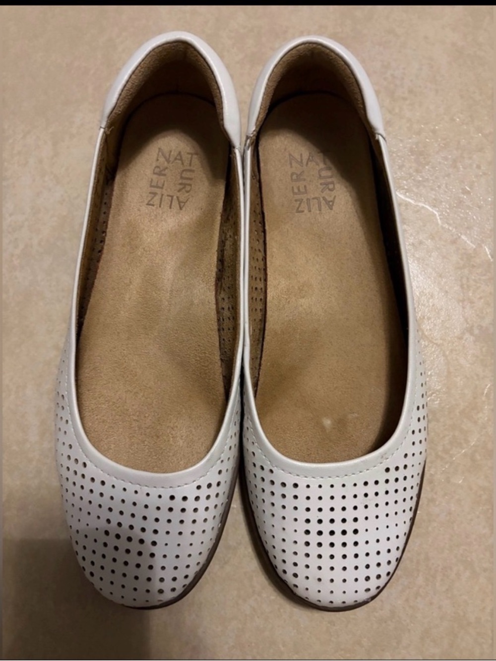 Naturalizer shoes, white leather ,Suede-Lined Shoe Interior, Size 7W. Worn once.